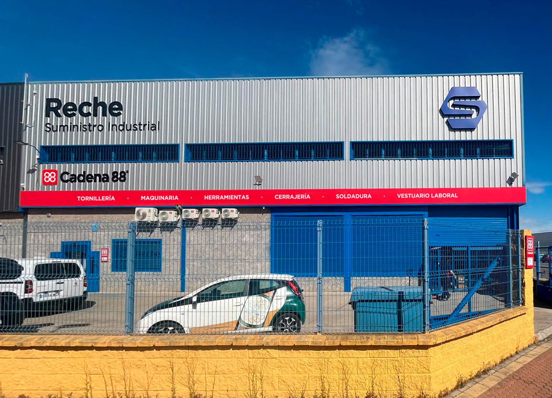 Nave de Suministros Reche con vehículos de reparto