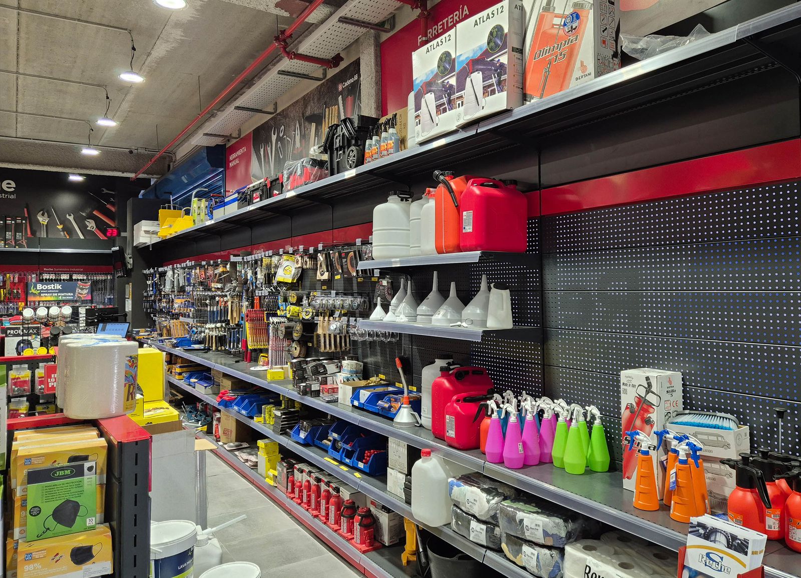 Estanterías con producto de la tienda de Suministros Reche