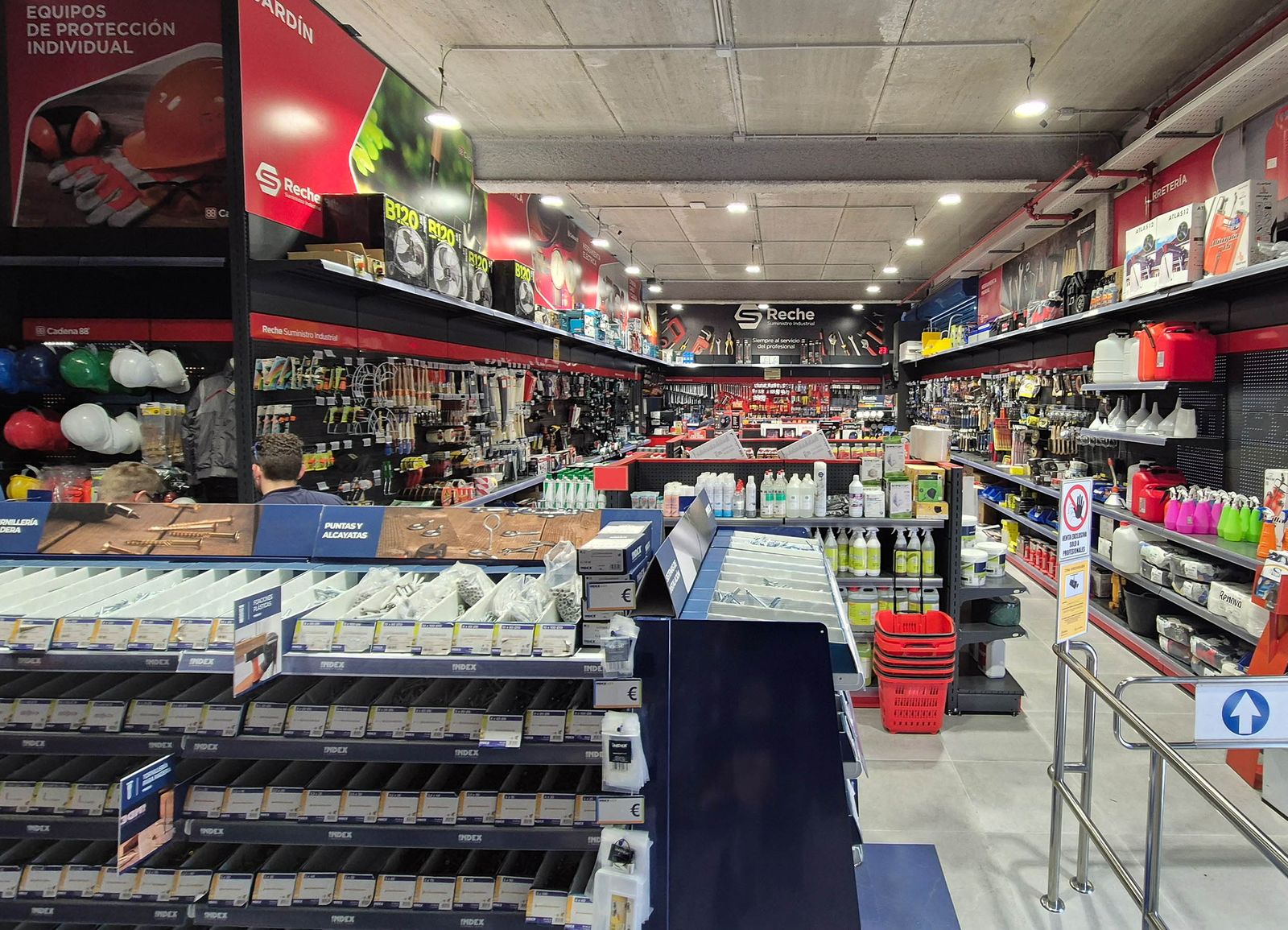 Interior de la tienda de Suministros Reche con atención al profesional